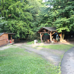 Der Campingplatz verfügt über drei Grillplätze